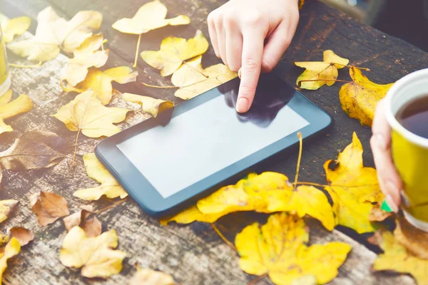 Mão Pessoas Usando Tablet Uma Mesa Madeira Coberta Folhas — Fotografia de Stock