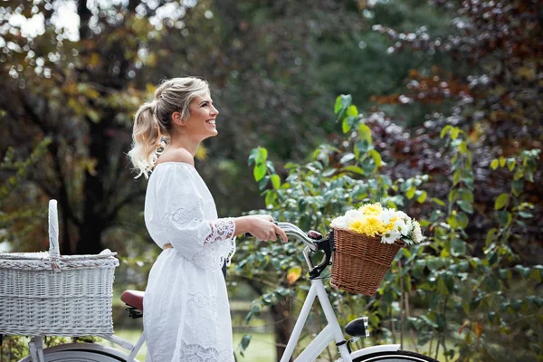 Beautiful Blonde Woman Outdoors Bicycle Park — Stock Photo, Image