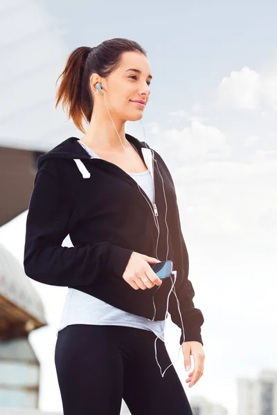 Young Woman Taking Break Exercising — Stock Photo, Image