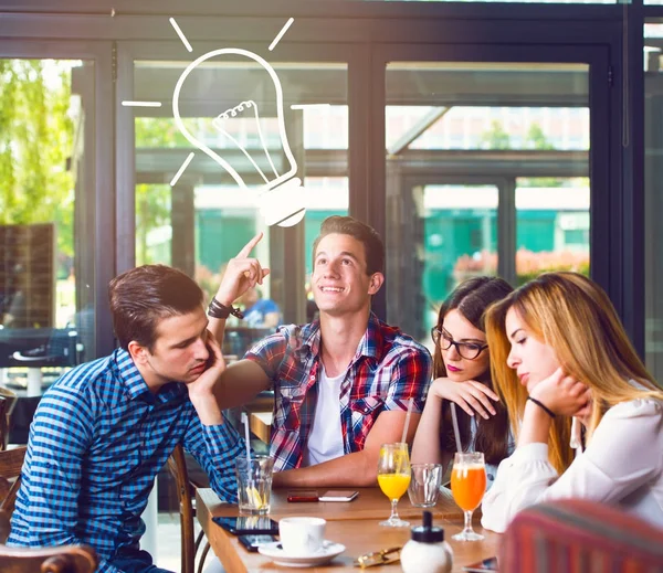 Joven Con Una Idea Sentado Con Sus Amigos Café — Foto de Stock