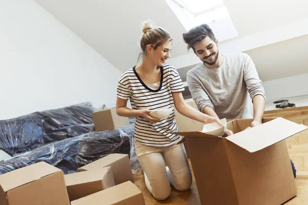 Young Couple Moving New Home Unpacking Boxes — Stock Photo, Image