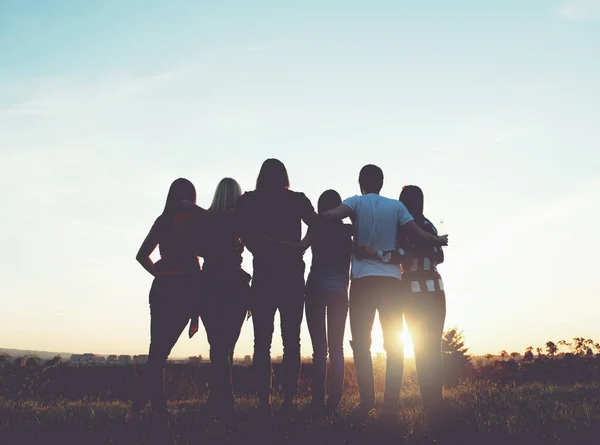 Groupe Personnes Qui Amusent Extérieur Coucher Soleil — Photo