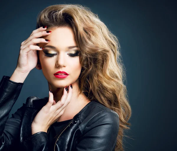Şehvetli genç kadın koyu arka plan, güzellik ve makyaj