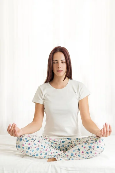 Mulher Bonita Meditando Quarto Brilhante — Fotografia de Stock