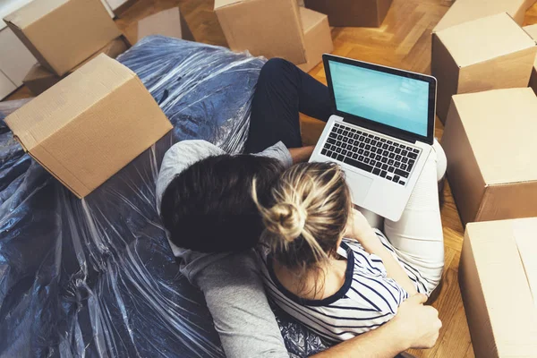 Young Couple Sitting Boxes Using Laptop — Stock Photo, Image