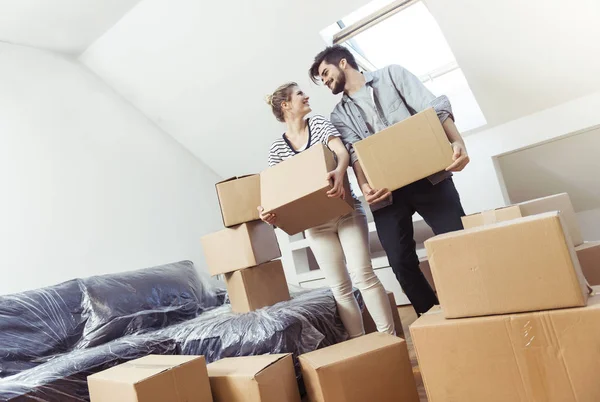 Young Couple Moving New Home — Stock Photo, Image