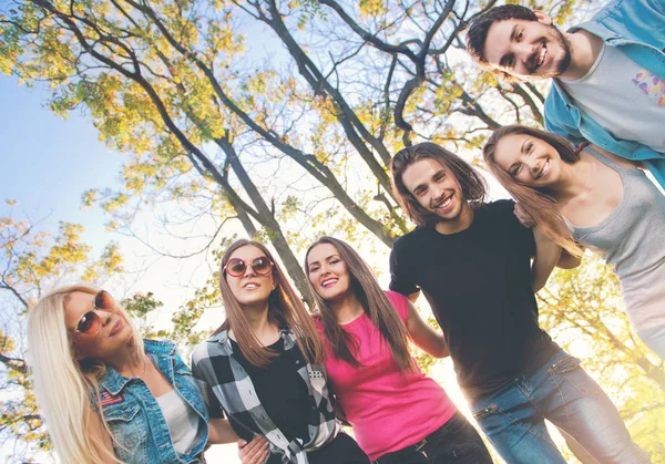 Группа Молодых Людей Веселящихся Открытом Воздухе — стоковое фото