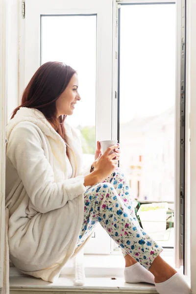 Hermosa Mujer Disfrutando Café Junto Ventana — Foto de Stock