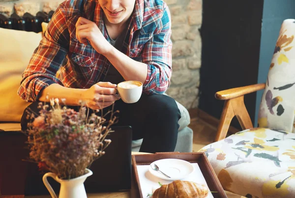 Joven Sentado Café Usando Una Tableta Bebiendo Café — Foto de Stock