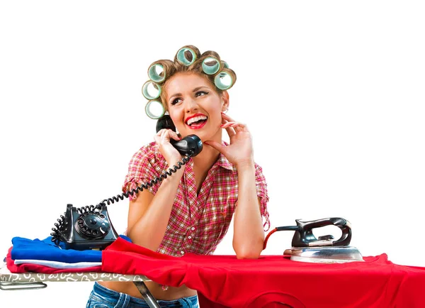 Νοικοκυρά Μιλώντας Στο Τηλέφωνο Ενώ Σιδέρωμα Μπλε Φόντο — Φωτογραφία Αρχείου