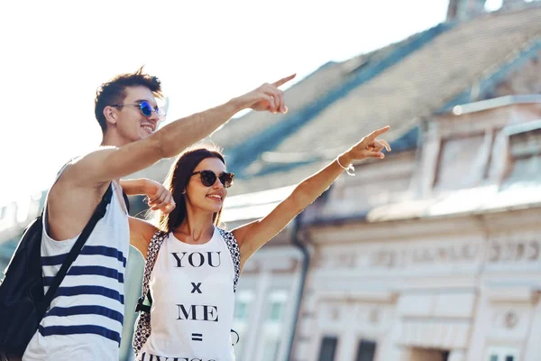 Dos Turistas Jóvenes Visitando Una Ciudad Señalando Con Dedo — Foto de Stock