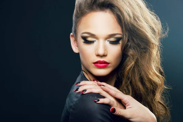 Güzel genç kadın koyu arka planda, güzellik