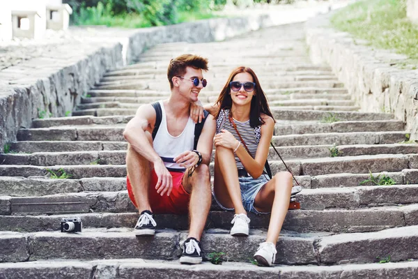 Deux Jeunes Touristes Font Une Pause Dans Vieil Escalier — Photo