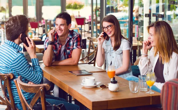 Grupo Jovens Sentados Café Falando Telefones Celulares — Fotografia de Stock