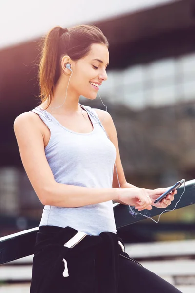 Young Woman Taking Break Exercising Cellphone — Stock Photo, Image