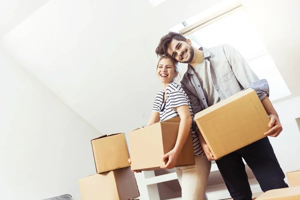 Casal Jovem Mudando Para Sua Nova Casa — Fotografia de Stock