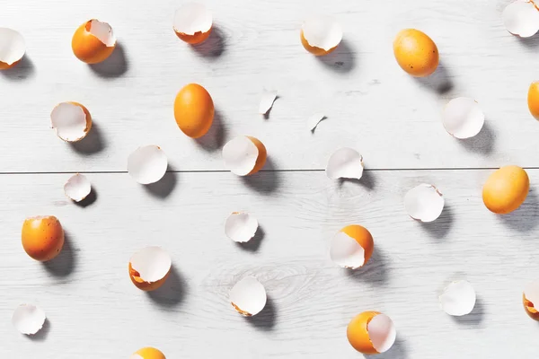 Gebarsten Eieren Schelpen Een Witte Houten Tafel Creatieve Achtergrond — Stockfoto