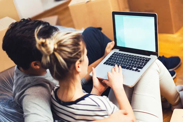 Jovem Casal Sentado Entre Caixas Usando Laptop — Fotografia de Stock