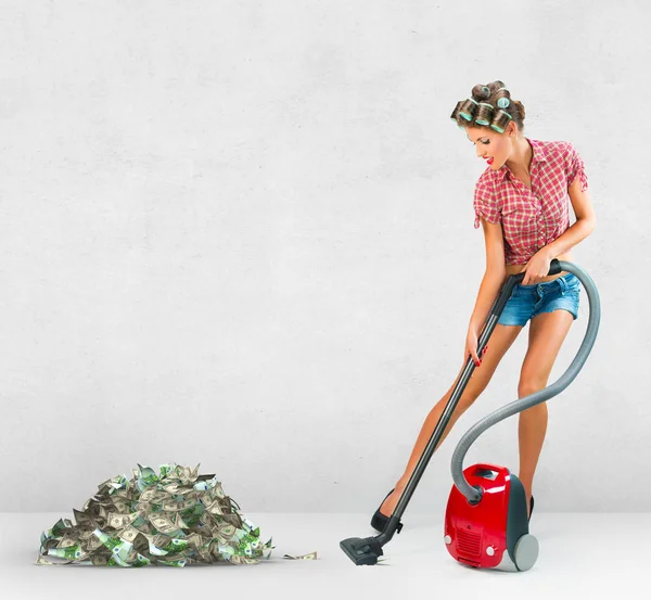 Hausfrau Saugt Geldscheine Vom Fußboden — Stockfoto
