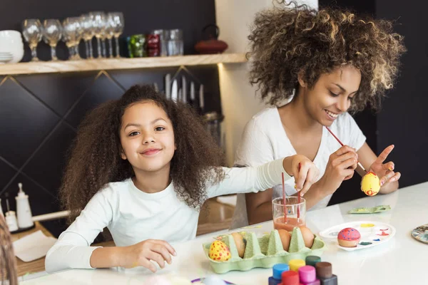 Piękne African American Kobieta Jej Córka Barwienia Jaj Wielkanocnych Kuchni — Zdjęcie stockowe