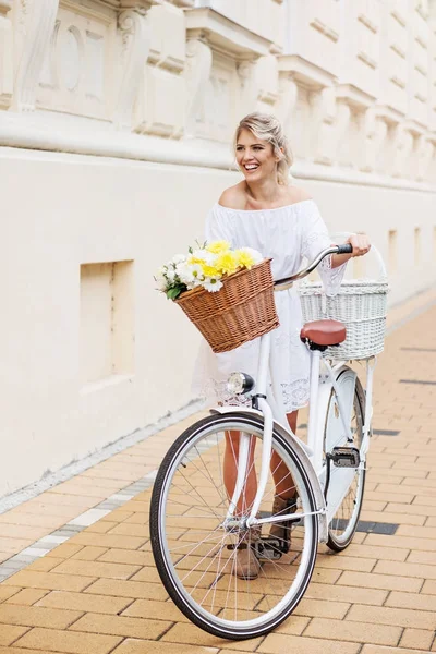 Beautiful Blonde Woman Riding Bicycle Town — Stock Photo, Image