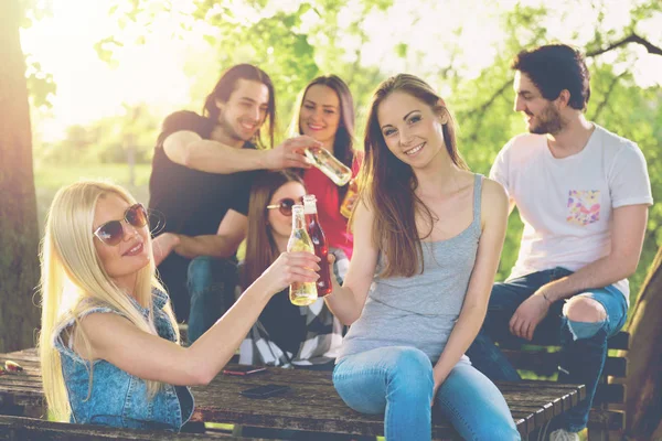 Grupo Jóvenes Animando Divirtiéndose Aire Libre — Foto de Stock