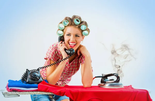 Dona Casa Falando Telefone Enquanto Passa Fundo Azul — Fotografia de Stock