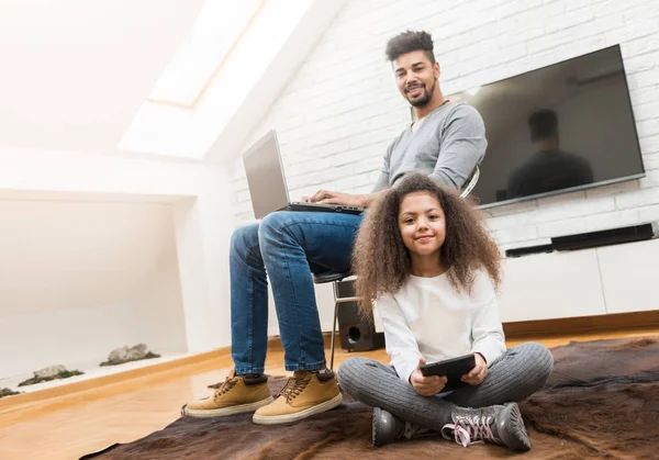 Hombre Una Chica Usando Tecnología Moderna —  Fotos de Stock