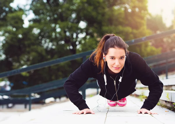 Young Woman Exercising Urban Environment — Stock Photo, Image