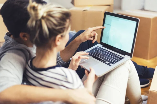 Pareja Joven Sentada Entre Cajas Usando Portátil — Foto de Stock