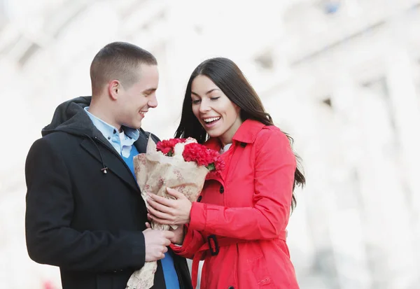 Mann Schenkt Seiner Freundin Blumenstrauß Niedliches Junges Romantisches Paar Freien — Stockfoto