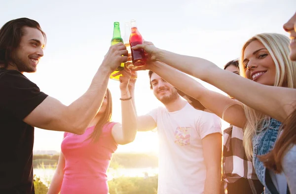 Grupo Jóvenes Animando Divirtiéndose Aire Libre —  Fotos de Stock