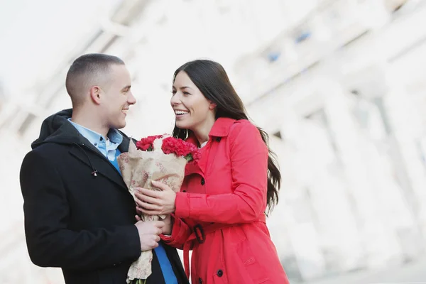 Homme Donnant Bouquet Fleurs Petite Amie Mignon Jeune Couple Romantique — Photo