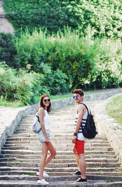 Dos Turistas Jóvenes Tomando Descanso Vieja Escalera — Foto de Stock