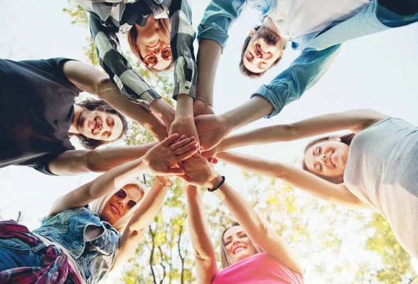 Grupo Jóvenes Pie Círculo Aire Libre Divirtiéndose Apilándose Las Manos —  Fotos de Stock