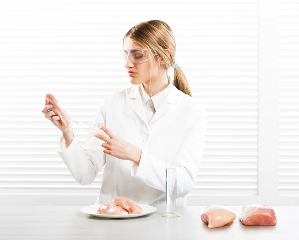 Woman Scientist Injecting Meat Synthetic Substances Food — Stock Photo, Image