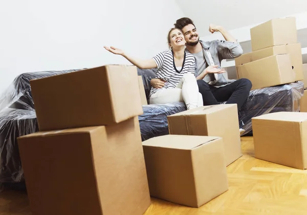 Young Couple Moving New Home — Stock Photo, Image