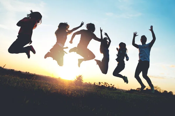 Grupo Personas Que Saltan Aire Libre Atardecer — Foto de Stock