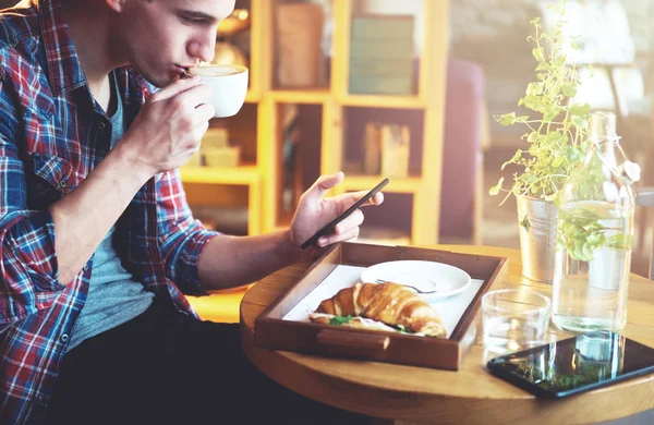 Jovem Sentado Café Usando Tablet Bebendo Café — Fotografia de Stock