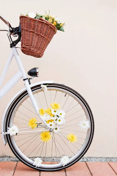 Beautiful Female Bicycle Decorated Flowers — Stock Photo, Image
