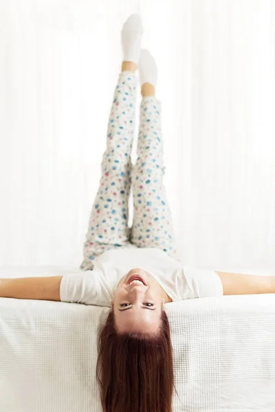Schön Glücklich Frau Liegt Auf Dem Bett Einem Hellen Raum — Stockfoto