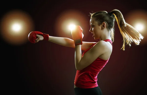 Energiek Fit Jonge Vrouw Boksen Zwarte Achtergrond Achtergrondverlichting — Stockfoto