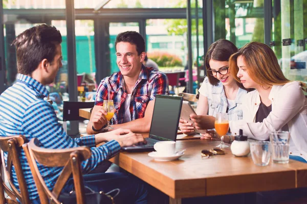 Groep Jongeren Zitten Een Cafe Houden Van Elektronische Gadgets — Stockfoto