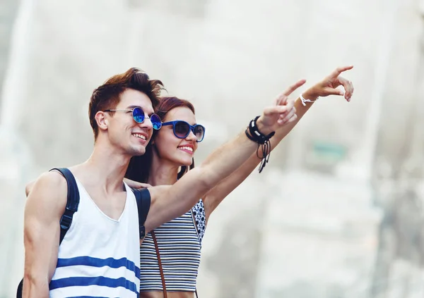 Dos Turistas Jóvenes Visitando Una Ciudad Señalando Con Dedo — Foto de Stock