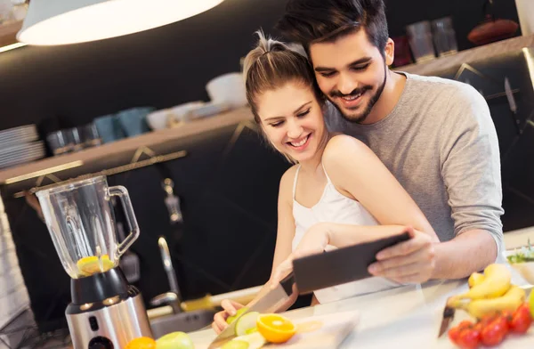 Pareja Joven Romántica Preparando Comida Cocina Con Tableta — Foto de Stock