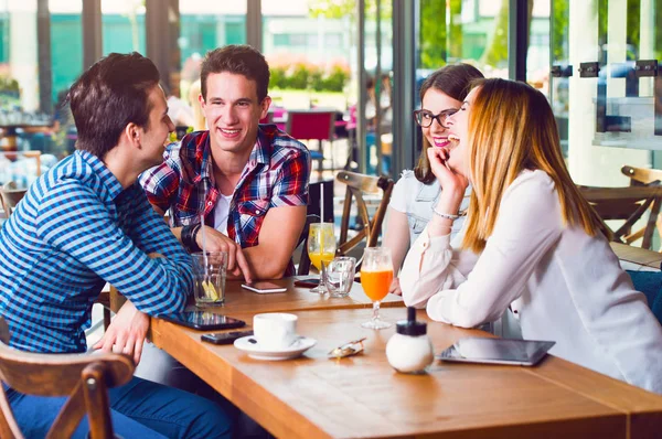 Grupo Jovens Sentados Café Conversando Desfrutando — Fotografia de Stock