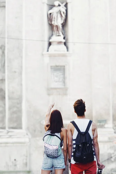 Вид Сзади Два Молодых Туриста Осматривающих Город Показывающих Пальцем — стоковое фото