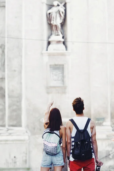 Rear View Two Young Tourists Sightseeing City Pointing Finger — Stock Photo, Image