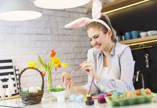 Yumurta boyama tavşan kulakları ile güzel kadın