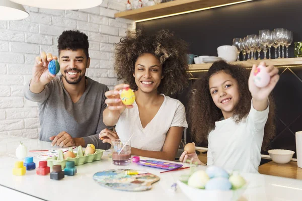 イースターの卵を着色幸せなアフリカ系アメリカ人の家族 — ストック写真
